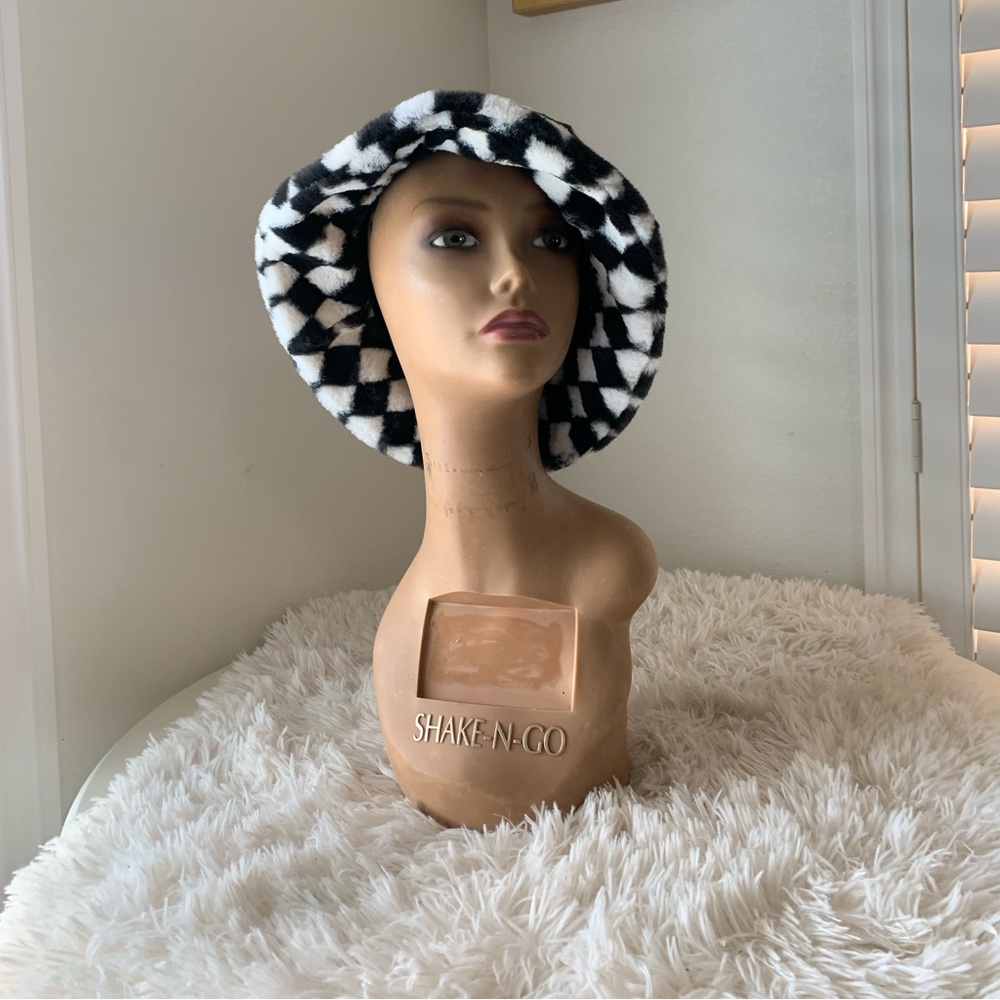 Black and white bucket hat New